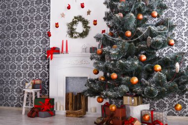 Noel ağacı modern iç mekan, tatil kavramı içinde dekore edilmiştir.