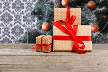 Noel hediyeleri dekore edilmiş ağaç arka planda, tatil kavramı