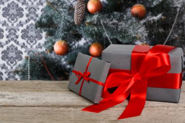 Bir şekilde dekore edilmiş ağaç arka planda, tatil kavramı Noel hediyeleri