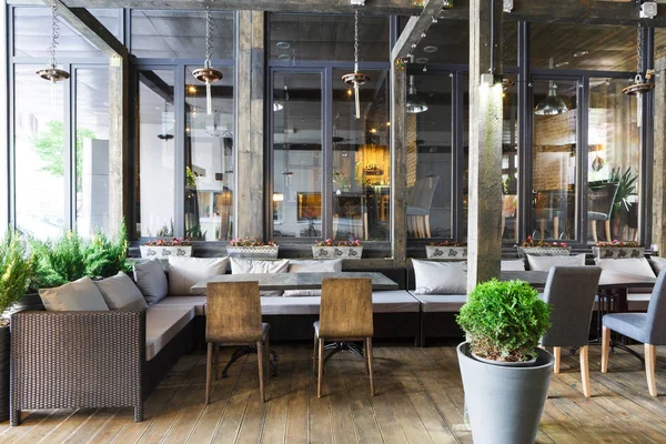 Interieur van het sfeervolle restaurant, loft-stijl — Stockfoto