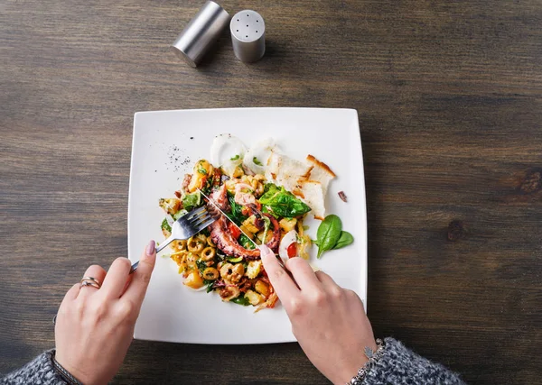 Salade met octopus en groenten bovenaanzicht eten — Stockfoto