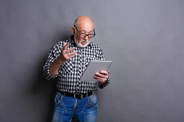 Idősebb ember, olvasás Hírek, digitális tabletta — Stock Fotó
