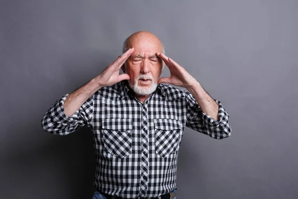 Un uomo anziano concentrato che pensa a qualcosa — Foto Stock