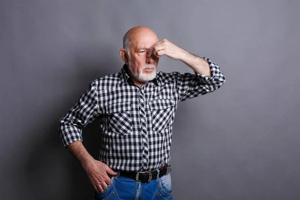 Un uomo anziano concentrato che pensa a qualcosa — Foto Stock