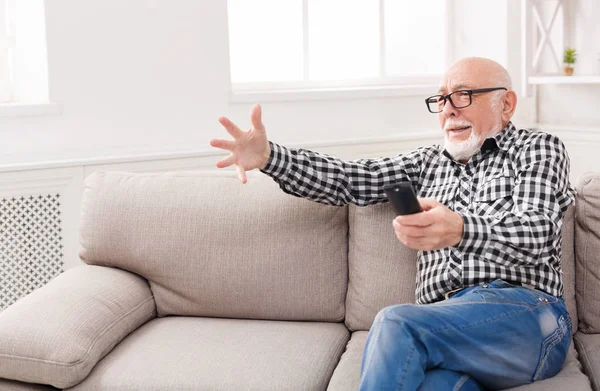 Emocional homem sênior assistindo espaço cópia tv — Fotografia de Stock