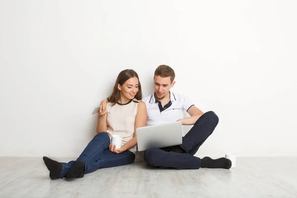 Young couple web surfing on laptop — Stock Photo, Image