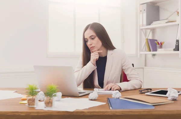 オフィスのノートパソコンで働くビジネス女性 — ストック写真