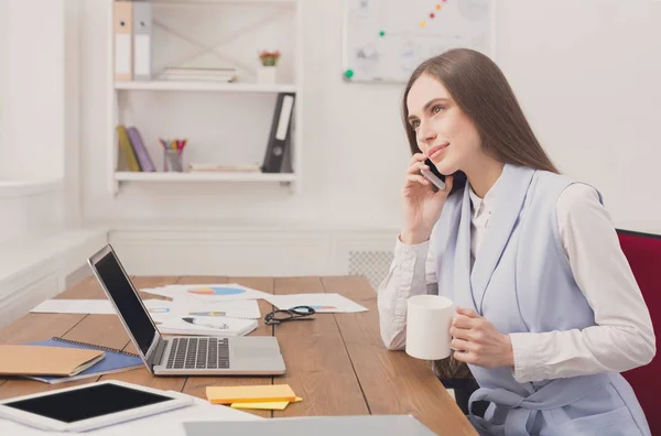 Charla de negocios, mujer consultora por teléfono en la oficina — Foto de Stock