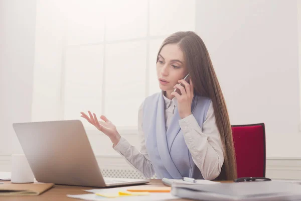 Donna d'affari seria al lavoro che parla al telefono — Foto Stock