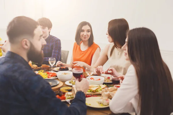 축제 테이블 디너 파티에서 행복 한 사람들의 그룹입니다. 예쁜 여자 이야기. — 스톡 사진