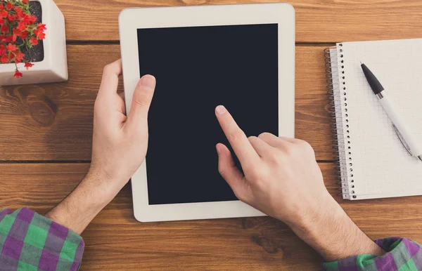 Geschäftsmann mit Tablet im Coffeeshop, Nahaufnahme — Stockfoto