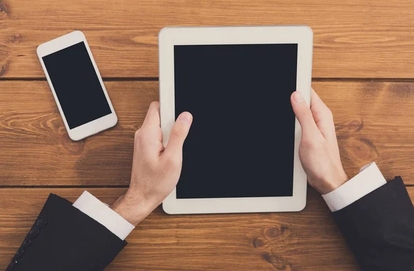Επιχειρηματίας χρησιμοποιώντας tablet, επιχειρηματίας με κορυφαία Προβολή συσκευών — Φωτογραφία Αρχείου