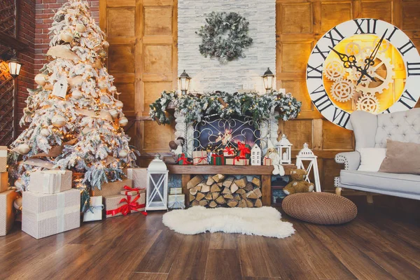 Cozy christmas interieur met fir tree en open haard — Stockfoto