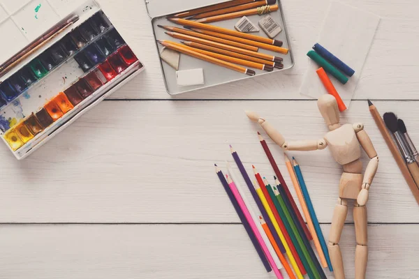 Boya ve ahşap ressam adam fırçalarla, nesne