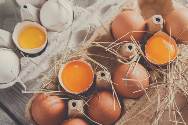 Yumurta karton. Sağlıklı gıda arka plan. Sarı sarısı