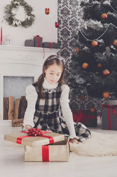 Schönes Mädchen beim Auspacken von Weihnachtsgeschenken — Stockfoto
