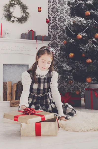 Hermosa chica desenvolver regalos de Navidad —  Fotos de Stock