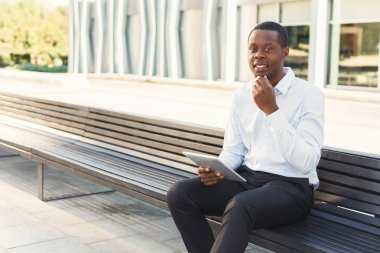 Açık havada smart casual ware'siyah iş adamıdır