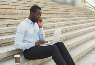 Afrikalı-Amerikalı işadamı dizüstü bilgisayar açık havada ile çalışma