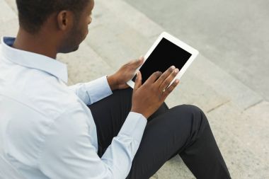 Açık havada smart casual ware'siyah iş adamıdır