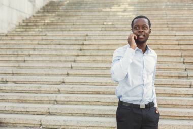 Açık havada smart casual ware'siyah iş adamıdır