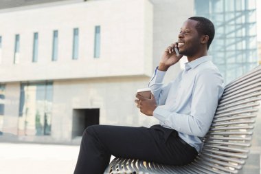 Açık havada smart casual ware'siyah iş adamıdır