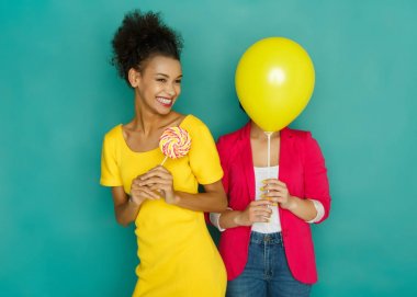 Azur studio arka plan eğlenceli sahip iki kız arkadaşım