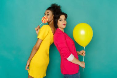 Azur studio arka plan büyüleyici çok ırklı kadınlara