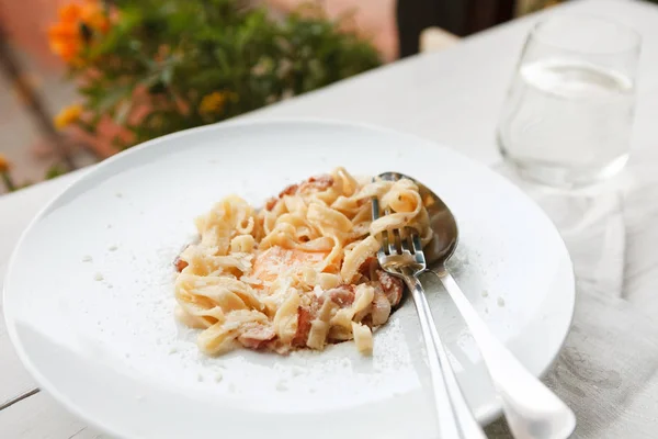 Traditional italian pasta carbonara with bacon and egg — Stock Photo, Image