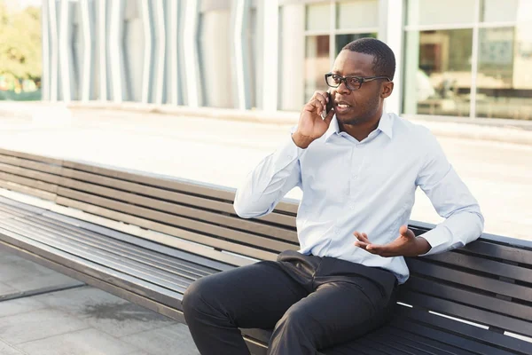 Hombre de negocios negro al aire libre en artículos casuales inteligentes —  Fotos de Stock