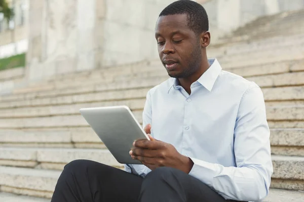 Αφρικανικός-αμερικανικός επιχειρηματίας που εργάζεται με tablet σε εξωτερικούς χώρους — Φωτογραφία Αρχείου