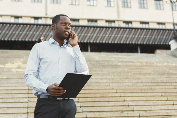 Açık havada smart casual ware'siyah iş adamıdır