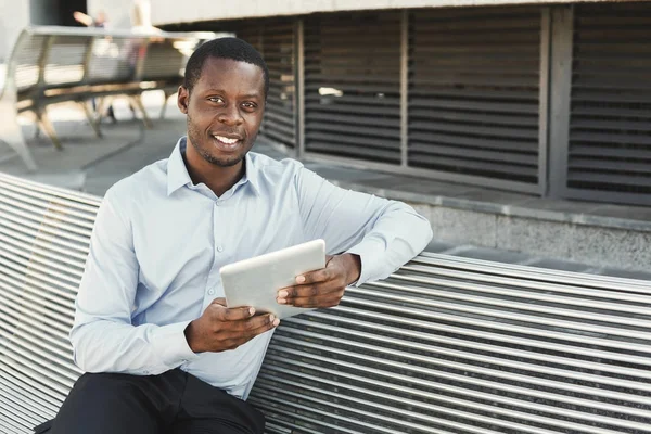 Αφρικανικός-αμερικανικός επιχειρηματίας που εργάζεται με tablet σε εξωτερικούς χώρους — Φωτογραφία Αρχείου