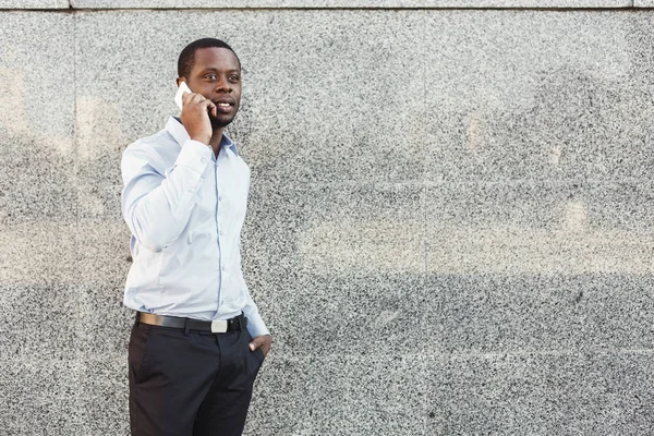 Porträtt av en självsäker ung svart affärsman talar i mobiltelefon — Stockfoto