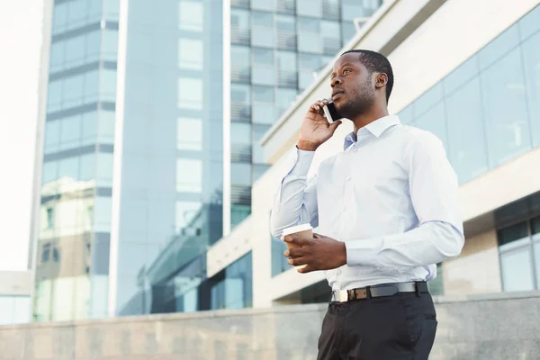 Retrato de um jovem empresário negro confiante falando no celular — Fotografia de Stock