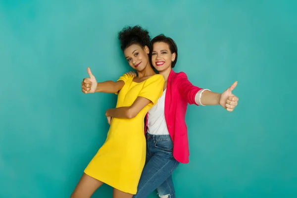 Dos novias divirtiéndose en el fondo del estudio azur — Foto de Stock