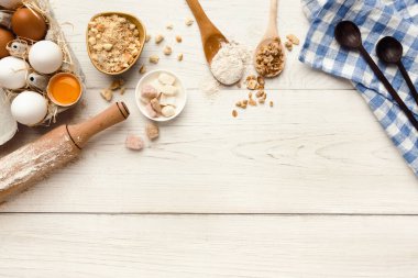 Arka plan beyaz rustik ahşap üzerine un ve yumurta ile pişirme