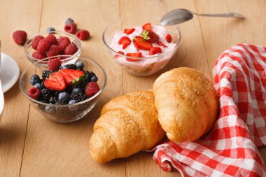 Continental Kahvaltı croissants ve doğal ahşap üzerine çilek ile