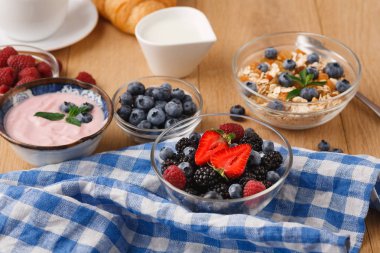 Zengin kahvaltı doğal ahşap tablo