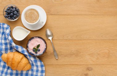 Continental Kahvaltı croissants ve doğal ahşap üzerine çilek ile