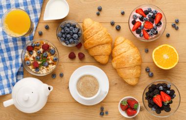 Continental Kahvaltı croissants ve doğal ahşap üzerine çilek ile