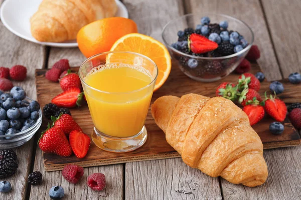 Croissants croûtés frais et jus d'orange pour les repas du matin — Photo