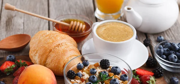 Frische Croissants und Müsli für die Mahlzeiten am Morgen — Stockfoto