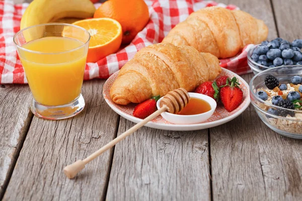 Croissants croûtés frais et jus d'orange pour les repas du matin — Photo