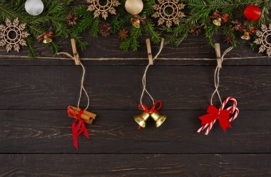 Sicim ip, çelenk çerçeve arka plan üzerinde Noel süsleri