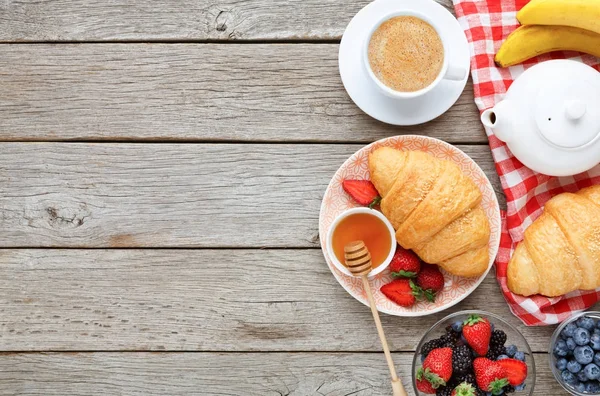 Croissants crujientes frescos y zumo de naranja para las comidas de la mañana — Foto de Stock