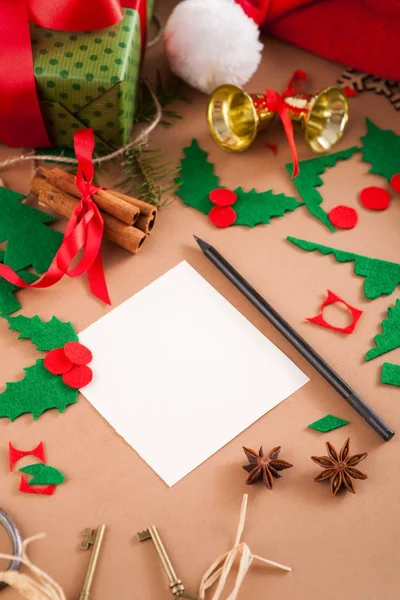Creatieve diy hobby. Kerstdecoratie van handgemaakte wenskaart — Stockfoto