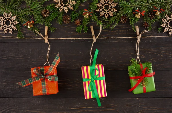 Presentes de Natal elegantes na corda do cordel, fundo armação guirlanda — Fotografia de Stock