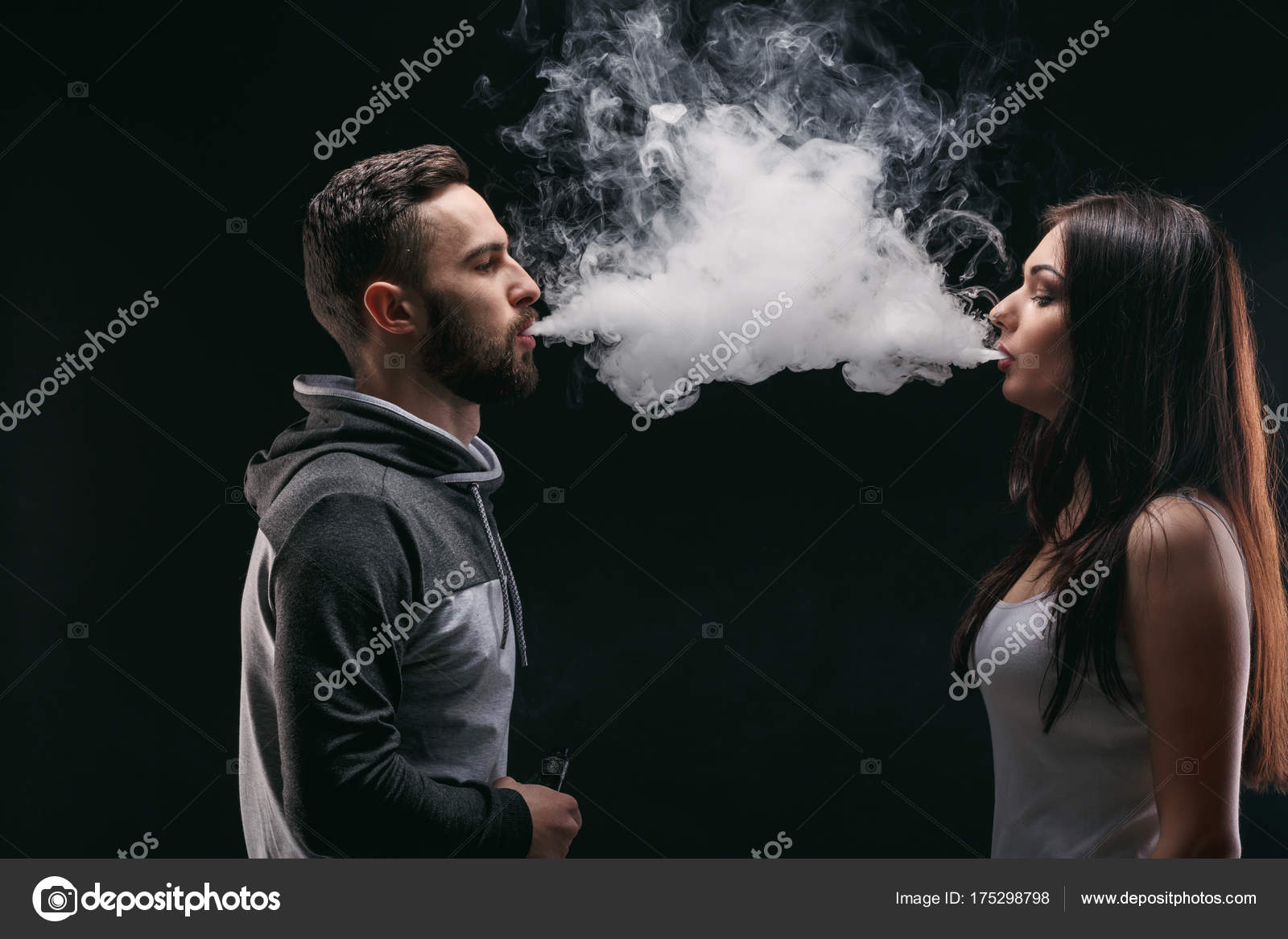 Кольца дыма изо рта. Пар изо рта без сигарет. Дым изо рта мем. Штука для дыма изо рта. Девушка с дымом изо рта.