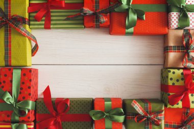 Bir sürü hediye kutuları beyaz tahta üzerinde gazetede Noel hediyeleri